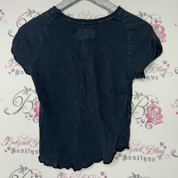We the free 💎 distressed tshirt navy blue hem distressed and pin sleeves cute - Picture 2 of 8